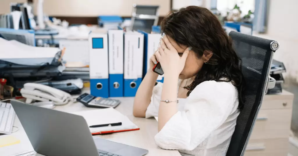 Zorgmedewerker met hoge werkdruk door gefragmenteerde zorgsystemen en registratielast